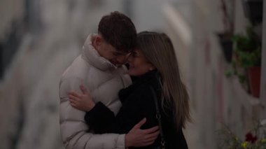 Genç bir çift Paris 'te bir sokakta kucaklaşır. Aşıklar, bir Avrupa şehrinde sevgi ve sevgiyi nazikçe ifade ederler..