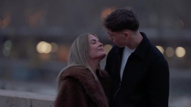 Paris 'te romantik bir çift birbirlerine sevgi ve sevgiyle bakar. Akşamları arka planda hafif ışıklandırma ve bokeh ışıklarıyla sahne geçer. Çift şefkatli bir anı kucaklıyor ve paylaşıyor..