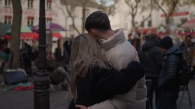 Montmartre Paris 'te bir çift romantik bir anı paylaşıyor. Aşıklar kalabalık bir meydanda sevgiyle sarılıyorlar. Avrupa' da seyahat ve sevginin özünü yakalıyorlar..