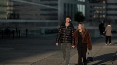 Genç bir çift Paris 'te el ele yürür. Erkek ve kadın, arka planda modern mimariyle birlikte şehir ortamında gezerler. Romantik ve sevgi dolu bir ilişki sergilerler..