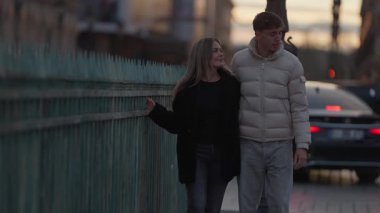 Genç bir çift, gün batımında Paris 'teki Seine Nehri boyunca el ele yürür. Aşıklar bir köprünün yanında yürürler. Şehrin ışıklarının ve romantik atmosferinin tadını çıkarırlar..