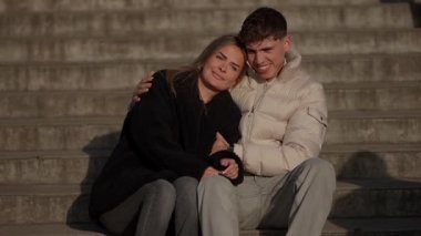 Genç bir çift Paris 'teki merdivenlerde kucaklaşıyor. Sahne, çiftin samimi bir portresiyle romantik bir anı yakalıyor. Klipler, güneşli bir günde seyahat tarzı aşk ve şefkat sergiliyor..