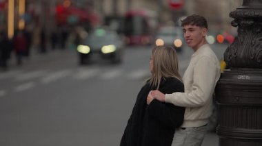 Romantik bir çift, Paris 'te bir köprüde durur. Fransa' nın caddesindeki arabalara bakar ve insanlar arka plandan geçer. Şehir ortamında bir sevgi ve beraberlik anı yakalar..