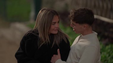 Genç bir çift, Paris 'te bir parkta kucaklaşıyor. Fransa' da kadın ve erkek, el kamerasıyla çekilen ve sığ bir tarlada çekilen hassas bir anı paylaşıyor..