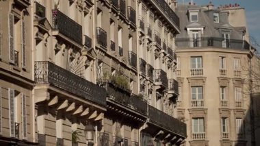 Paris 'te süslü balkonları ve pencereleri olan klasik Paris mimarisi, Avrupa seyahati romantizminin ve tarihsel cazibenin özünü yansıtıyor..