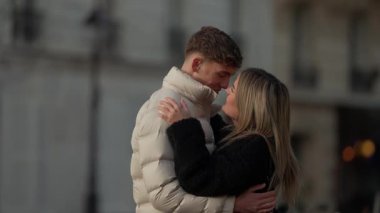 Genç bir çift Paris 'te romantik bir kucaklaşmayı paylaşıyor. Kadın ve erkek, sevgi ve sevgilerini sıcak bir ışıklandırma eşliğinde şehrin arka planına yansıtıyorlar..