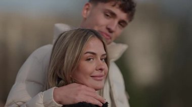 Romantik bir çift Paris 'te açık havada sarılır. Erkek, kadın gözlerini kapatırken kadına sarılır. O anın tadını çıkarırken sahne sevgi ve şefkat ile doludur..