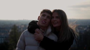 Romantik bir çift, Fransa 'da gün batımında Paris şehir manzarasına bakarken romantik aşıklar yavaş çekimde manzaranın tadını çıkarırlar. Seyahatleri sırasında birliktelik ve aşkın görüntüsünü yakalarlar..