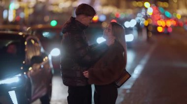 Paris sokaklarında sarılan romantik bir çift, gece boyunca Bokeh ışıklarıyla çevrili Fransa 'nın kalbinde aşkı ve bağlantıyı yakalıyor.