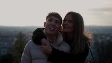 Genç bir çift arka planda Paris siluetine sarılır aşıklar güneşin battığı yüksek bir noktadan şehrin manzarasının tadını çıkarırlar. Klip bir sevgi ve birliktelik anı yakalar..