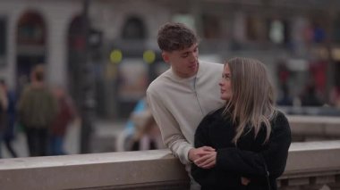 Genç bir çift Paris 'te açık havada kucaklaşır. Erkek ve kadın, bulanık bir şehir geçmişiyle romantik bir anı paylaşır. Klip, seyahat romantizmi ve sevecenliği yakalar..