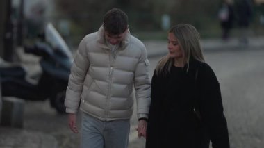 Genç bir çift, Paris 'te bir cadde boyunca el ele yürür. Fransa' da romantik bir sahne onların aşk ve bağlantılarını yakalar..