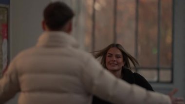 Romantik bir çift Paris 'te tanışır. Erkek kucaklaşmak için kollarını açar ve kadın gülümser. Sahne sıcak bir akşam ışığı ile yıkanır..