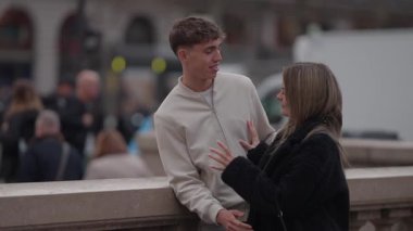 Genç bir çift Paris 'te konuşuyor ve gülüyor. Birbirlerine aşık iki insan arasındaki romantik an, arka planda yayaların olduğu bir şehirde geçiyor. Klip, çift arasında geçen samimi bir sohbeti kaydediyor..