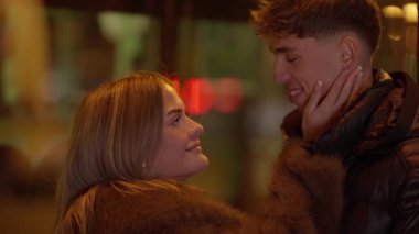 Genç bir çift Paris 'te hassas bir anı paylaşıyor. Kadın, erkeğin sevgi ve sevgisini sıcak bir şehir ortamında ve sığ bir alan derinliğinde nazikçe taşıyor..