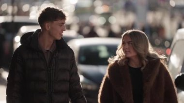 Genç bir çift Paris 'te bir şehir caddesinde yürüyor ve konuşuyor. Panning çekimi, kışın giyinmiş iki yaya arasındaki romantik ilişkiyi ve ilişkiyi yakalıyor..