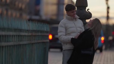 Günbatımında Paris 'te genç bir çift Paris' te bir köprüde kucaklaşır. Kadın ve erkek, şehir trafiği arka plandan geçerken romantik bir anı paylaşır. Sahne, iki şahıs arasındaki hassas ve sevgi dolu bağı yakalar..