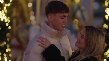 Genç bir çift Paris 'te bir atlıkarıncanın yanında sarılıyor. Fransa' da bir adam ve kadın aşıklar ve birlikte vakit geçiriyorlar. Bulanık ışıklarla romantik bir zemin oluşturuyorlar..