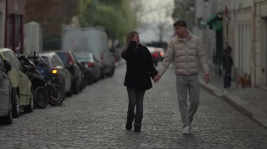 Bir çift Paris 'te bir kaldırım taşı caddesinde el ele yürürken Montmartre' de romantik bir sahne belirir. Bulutlu bir günde Avrupa 'nın kalbinde sevgi ve şefkat sergiler..
