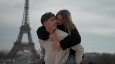 Romantik bir çift Paris 'te arka planda Eyfel Kulesi ile Fransa' da sırtına biniyor. Genç kadın bulutlu bir günde aşık olan adamı kucaklıyor ve bir seyahat konsepti sergiliyor..