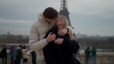 Paris 'te arka planda Eyfel Kulesi' ne sarılan genç bir çift aşıklar şehirde el ele tutuştular..