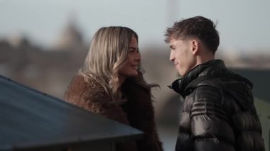 Paris 'te genç bir çift açık havada konuşuyor. Erkek ve kadın birbirlerine aşık ve romantik bir anın tadını çıkarıyorlar. Yumuşak doğal ışık sahneyi aydınlatıyor..