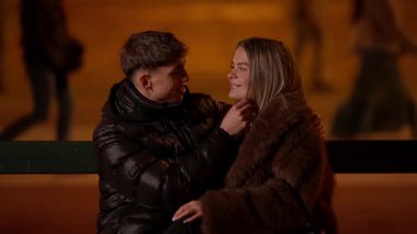 Romantik bir çift Paris 'te bir bankta oturuyor. Fransa' da bir buz pateni pistinin yanında. Birbirlerine sarılıyorlar ve birlikte geçirdikleri bir anın tadını çıkarıyorlar..