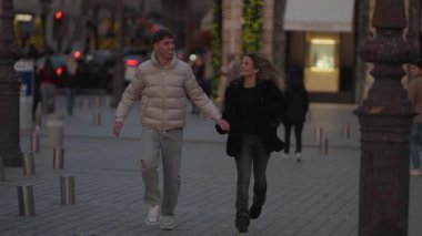 Mutlu bir çift Paris 'te bir kaldırım taşının üzerinde el ele koşuyor. Fransa' nın romantik bir kaçış sahnesini yakalıyor. Işıklar şehrinde aşk ve neşe..