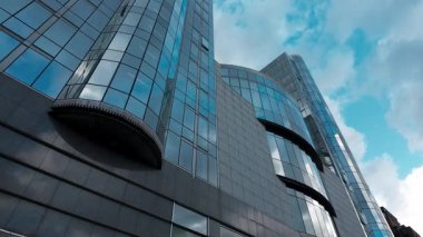 BRÜKSEL, BELGIUM - 12 Eylül 2025 - Brüksel 'deki Avrupa Parlamentosu' nun çağdaş cam ve çelik cephesi bulutlu gökyüzü altında