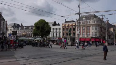 HAGUE, NETHERLANDS - 14 Eylül 2025 - Lahey sokak manzaralı insanlar yürüyor, bisikletler park edilmiş ve tarihi mimari