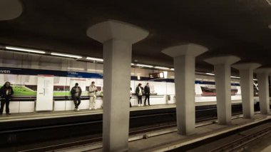 ROTTERDAM, NETHERLANDS - 13 Eylül 2025 - Rotterdam 'daki modern bir yeraltı istasyonundaki metro istasyonunda bekleyenler
