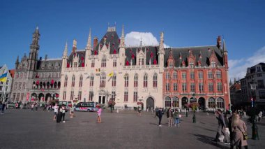 BRUGES, BELGIUM - 15 Eylül 2025 - Bruges Market Meydanı 'ndaki renkli tarihi binalar