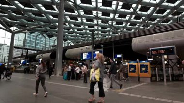 HAG, NETHERLANDS - 14 Eylül 2025 - Lahey merkez tren istasyonunun modern iç kesimlerinde hareket eden gezginler
