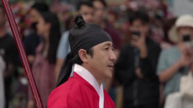 SEOUL, Güney Kore - 11 Ekim 2025 - Güney Kore 'deki bir kültür geçit törenine katılan geleneksel kostümlü Koreli adam