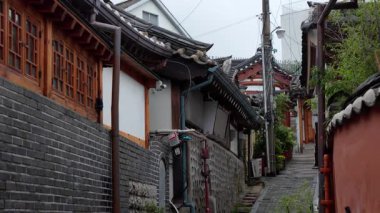 SEOUL, Güney Kore - 11 Ekim 2025 - Bukchon Hanok Köyü 'ndeki dar bir sokakta geleneksel Hanok evleri