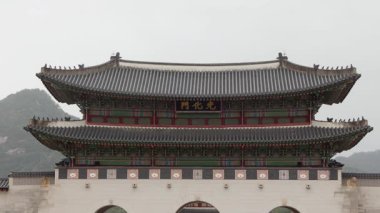 SEOUL, Güney Kore - 11 Ekim 2025 - Gwanghwamun Kapısı geleneksel Kore mimarisini ayrıntılı detaylarla gözler önüne seriyor