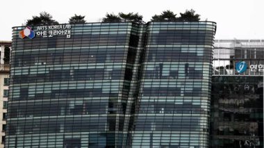 SEOUL, Güney Kore - 11 Ekim 2025 - Canlı kentsel ortamda cam cepheler ve yeşil çatıların yer aldığı modern gökdelen mimarisi