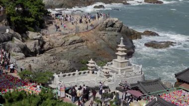 BUSAN, Güney Kore - 10 Ekim 2025 - Budist tapınak kompleksi engebeli kıyı uçurumlarına inşa edildi ve çok sayıda ziyaretçi çekti