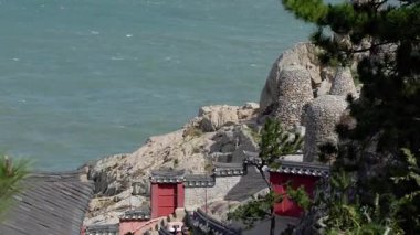 BUSAN, Güney Kore - 10 Ekim 2025 - Haedong Yonggungsa Tapınağı yapıları ve ışıl ışıl kıyı şeridine bakan taş pagodalar