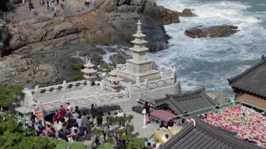 BUSAN, Güney Kore - 10 Ekim 2025 - Güney Kore Busan 'da bir kıyı kenti olan Haedong Yonggungsa Tapınağını ziyaret eden turistler