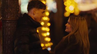 Paris 'te aşık bir çiftle romantik bir şehir gezisi konsepti sergileyen klip, bulanık bir Super 8 film estetiği ve Bokeh Light seyahat romantizmi veya yaşam tarzı içeriği içeren bir el kamerası görüntüsü içeriyor.