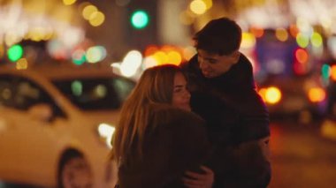 Romantik bir şehir gezisi konsepti gösteriliyor. Bir çift gece Paris 'te bir sokakta kucaklaşıyor. El kamerasıyla çekilmiş bir film.