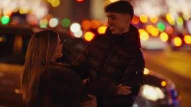 Romantik bir şehir gezisi. Paris 'te bir gece sokakta birbirine aşık bir çift bulanık bir el kamerasıyla çekilmiş Super 8 film tarzı bir seyahat. Romantik komediler veya aşk ve ilişkiler hakkındaki ticari projeler.