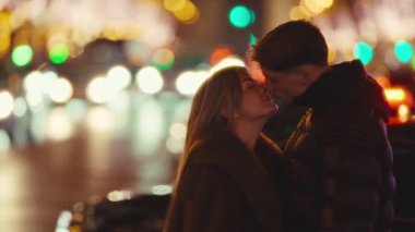 Romantik bir şehir gezisi. Geceleri Paris 'te birbirine aşık bir çift, el kamerası ve bulanık arka plan seyahati ile Super 8 film tarzında romantik komedileri ya da yaşam tarzını görüntüler.