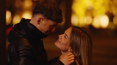 Romantik bir şehir gezisi konsepti. Bir çift gece Paris 'te el kamerasıyla çekilmiş, bulanık bir estetik seyahat romantik komedileri ya da Avrupa tatil reklamlarını görüntülüyor.