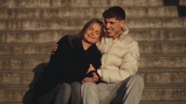 Paris 'teki basamaklarda birbirine aşık bir çiftle romantik bir şehir gezisi konsepti sergileyen klipte Super 8 film tarzı el kameraları, bulanık efektler ve sıcak seyahat içeriği hikayeleri veya klasik temalı projeler yer alıyor.