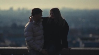 Romantik bir şehir gezisi. Aşık bir çift, Paris 'in siluetini, bulanık bir el kamerasıyla çekerken sarılır. Bak, seyahat, aşk ve ilişkiler hakkındaki ticari projeler, belgeseller.