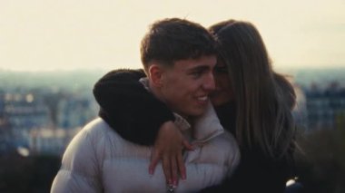 Romantik bir kaçış konsepti sunan bir çift, Süper 8 film görüntüsüyle Paris 'te kucaklaşıyor. El kamerası, şehir gezisi ve editör projeleri sırasında çiftler arasındaki yakınlığı ve sevgiyi yakalıyor.