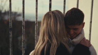 Paris 'te romantik bir kaçamak. Bir çift, el kamerasıyla çekilmiş bulanık bir Süper 8 film tarzında, nostalji ve yakınlık hissi uyandıran romantik komedileri ya da ticari kampanyaları görüntüleyen romantik bir kaçamak.