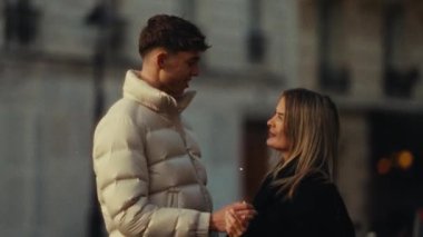 Romantik bir şehir gezisi. Aşık bir çift, el kamerası ve bulanık estetik seyahat ilişkileri ve aşk temalı ticari ya da editör projeleriyle Süper 8 film tarzında el ele tutuşmuş.